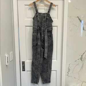 Universal Thread Women’s Size 4 Acid Wash Black Denim Overalls